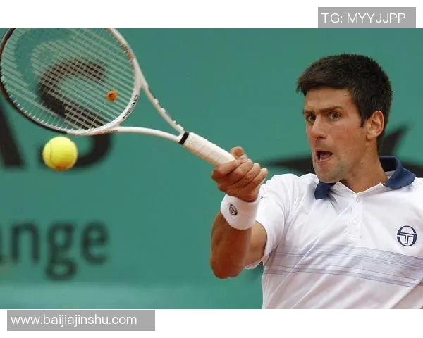 足球巨星进球瞬间霸气怒吼挥拳高举双臂点燃全场激情庆祝